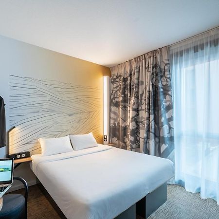 B&B Hotel Сент Екстериор снимка