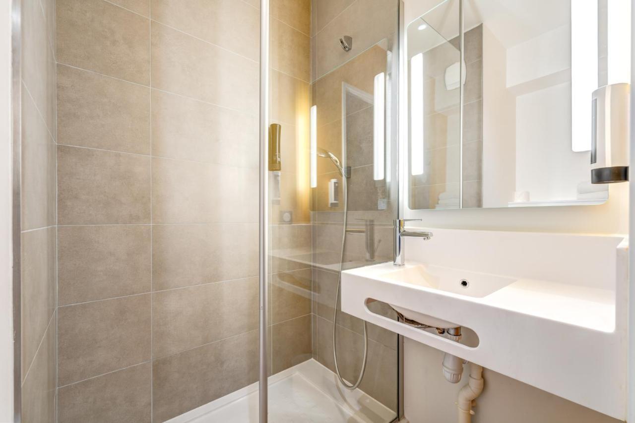 B&B Hotel Сент Екстериор снимка