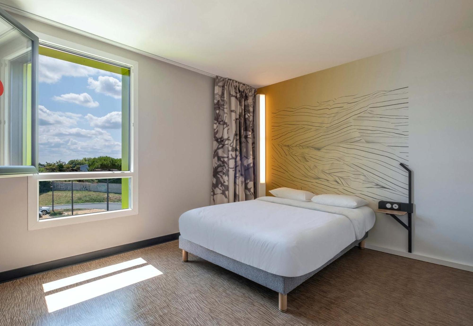 B&B Hotel Сент Екстериор снимка