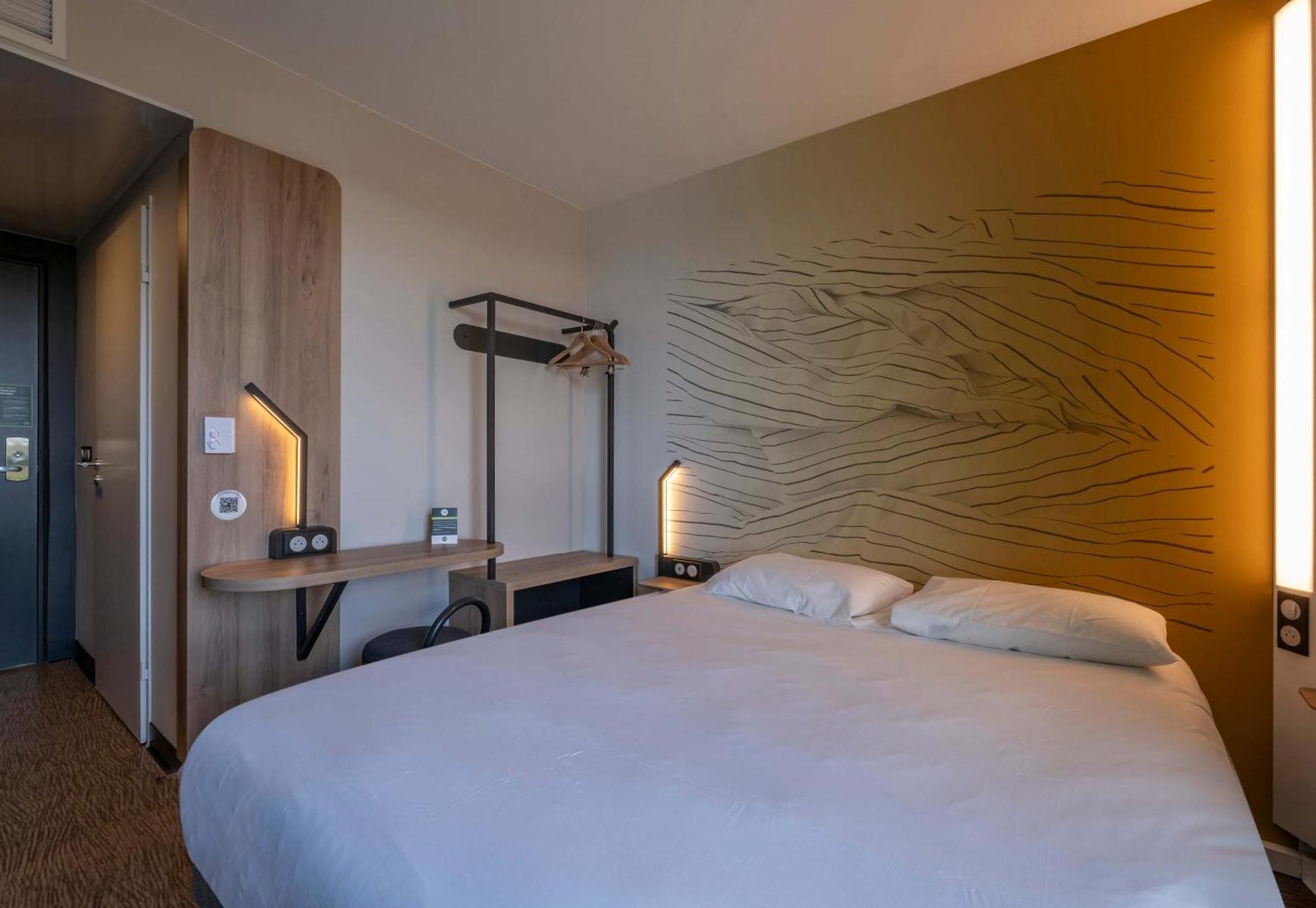 B&B Hotel Сент Екстериор снимка