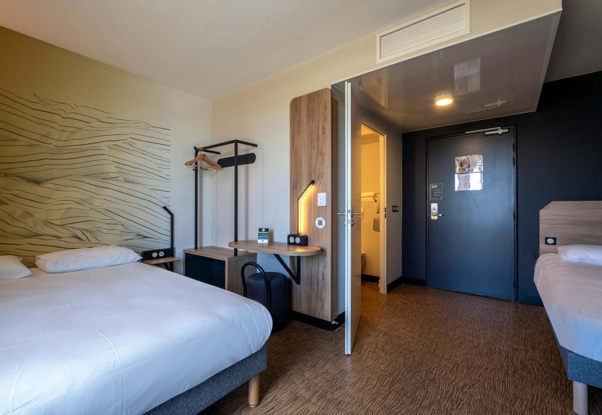 B&B Hotel Сент Екстериор снимка