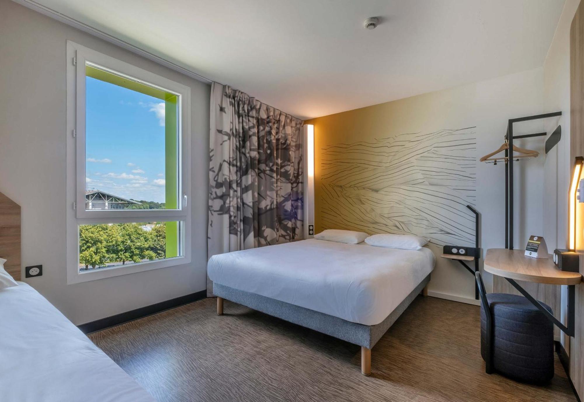 B&B Hotel Сент Екстериор снимка