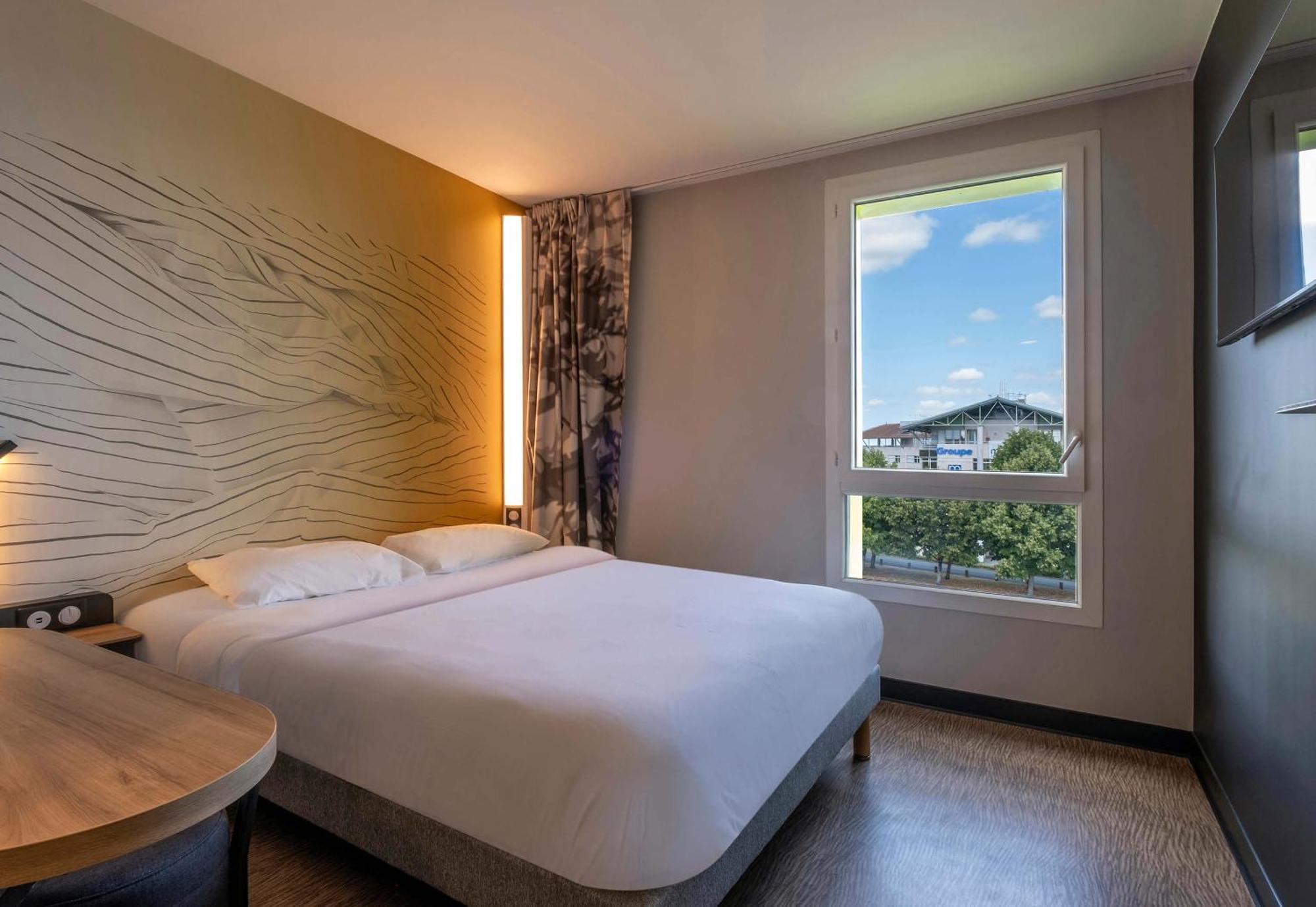 B&B Hotel Сент Екстериор снимка