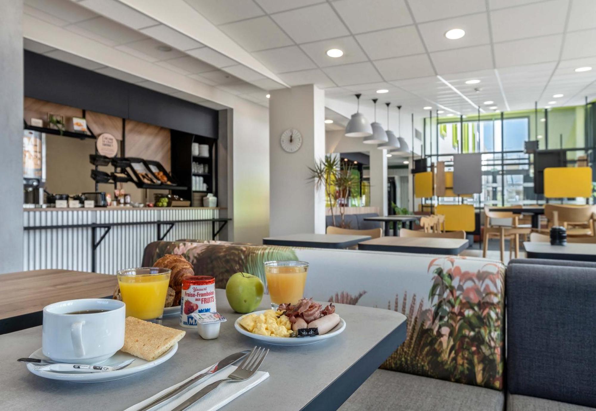 B&B Hotel Сент Екстериор снимка