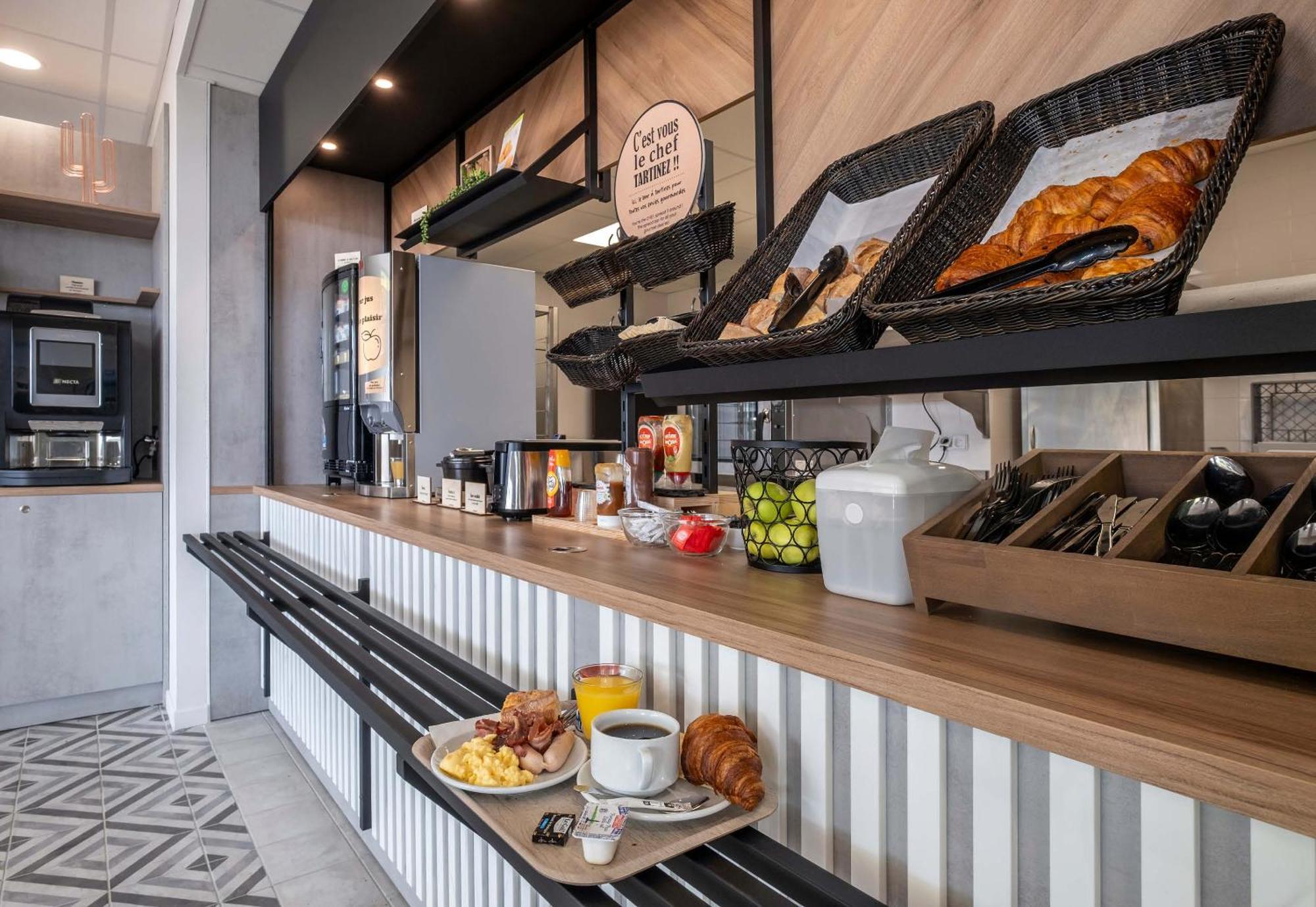 B&B Hotel Сент Екстериор снимка
