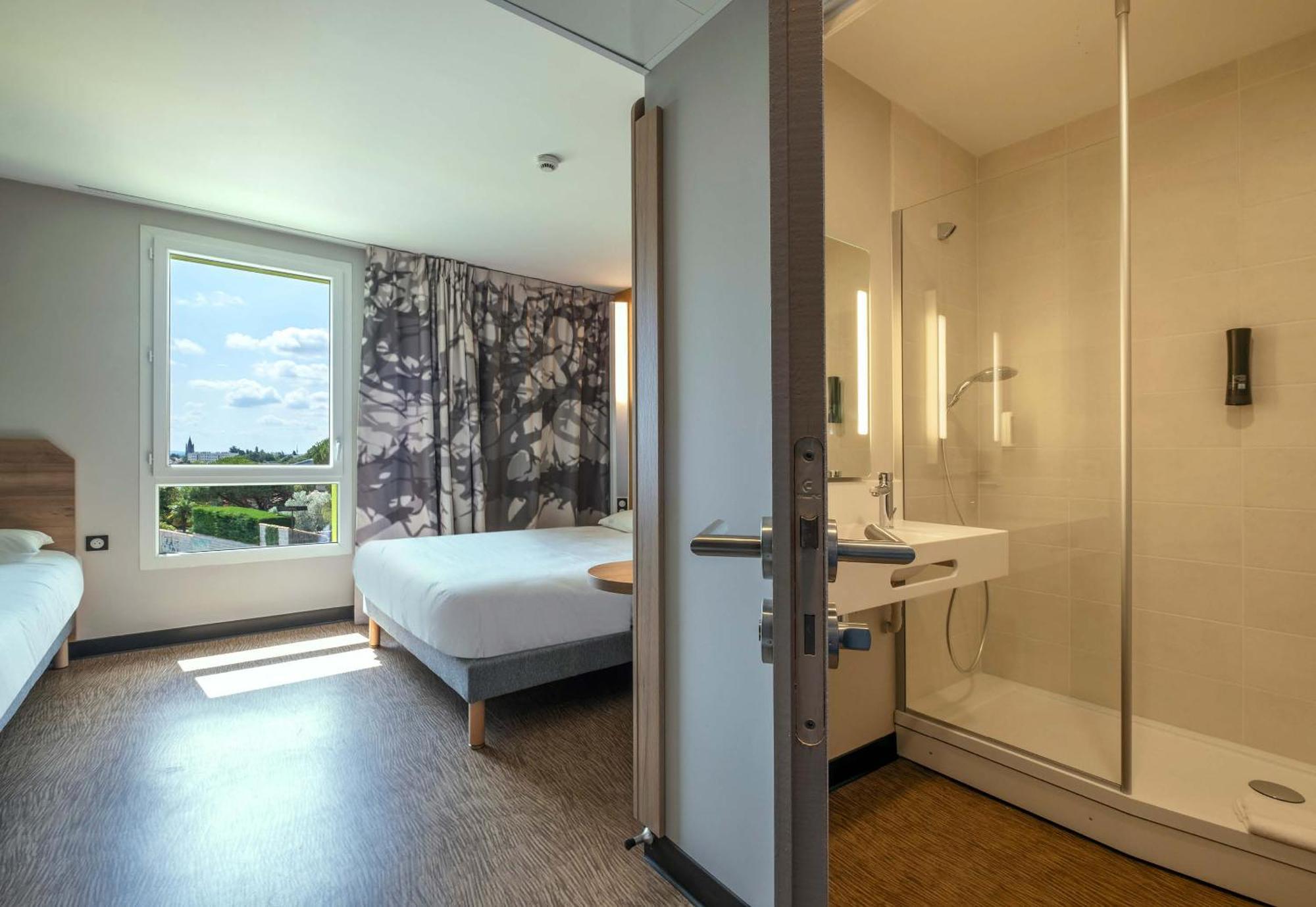 B&B Hotel Сент Екстериор снимка